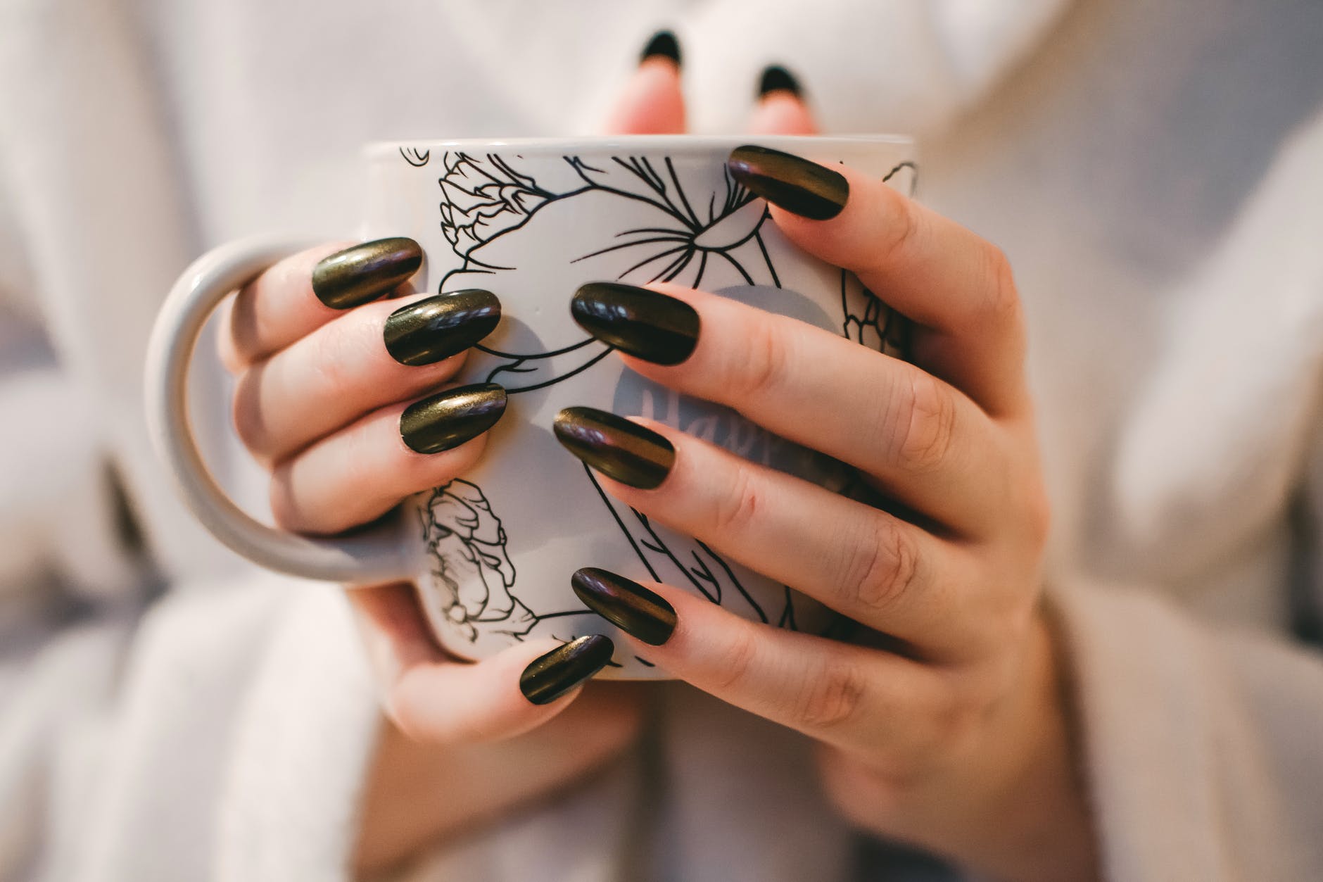 Karnawałowe szaleństwo na paznokciach – jak wykonać olśniewający manicure?
