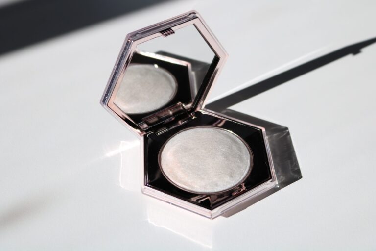 Strobing krok po kroku, czyli konturowanie twarzy rozświetlaczem