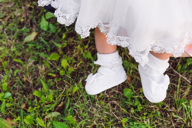 Jak ubrać dziewczynkę na wyjątkowe okazje? Pomysły na stroje na chrzest i wesele