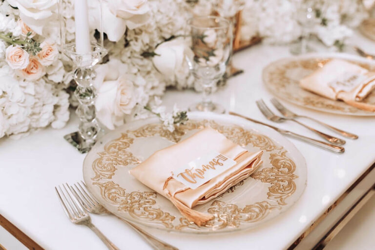 Jak usadzić gości na weselu i jakie ozdoby na stół weselny wybrać?