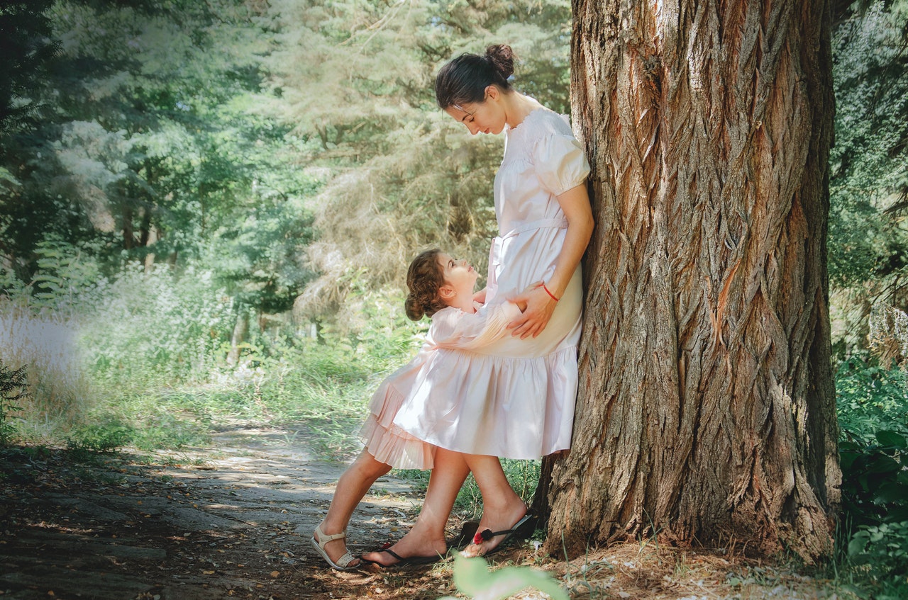 Identyczne Sukienki dla mamy i córki - mama i córka w lesie