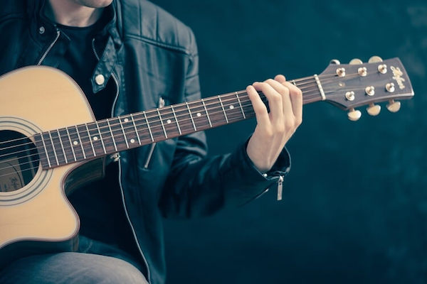 Jak nauczyć się grać na gitarze? Praktyczne wskazówki