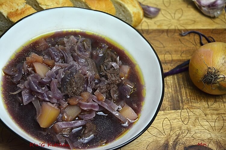 Tradycyjna zupa z czerwonej kapusty - kuchnia belgijska 