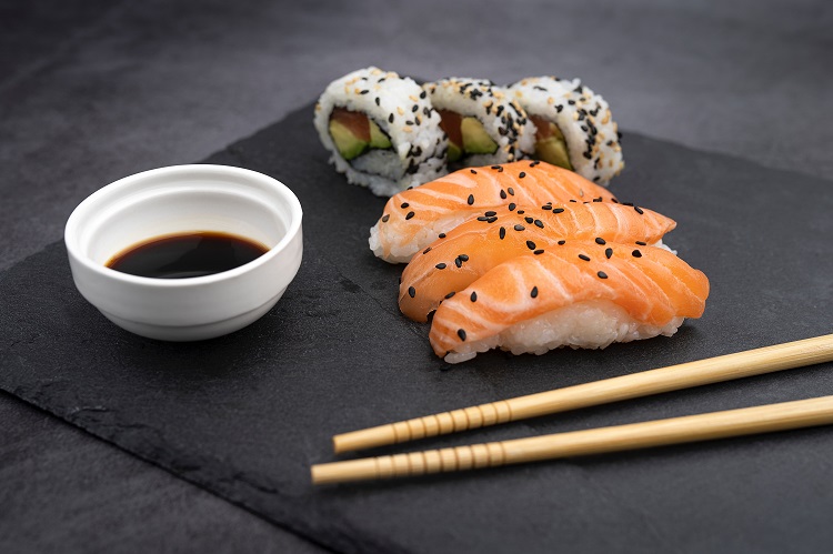 Kuchnia japońska - sushi z różnymi dodatkami 