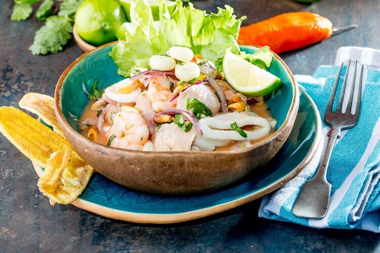 Danie z surowej ryby z sokiem z limonki i warzywami - ceviche Ceviche - kuchnia meksykańska