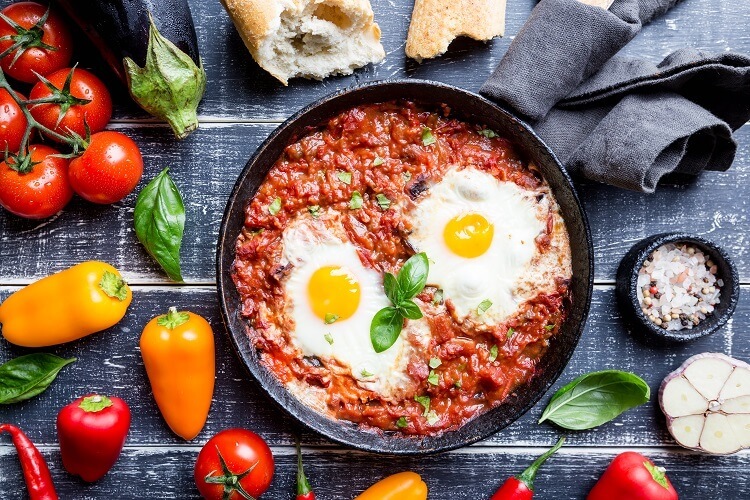 Danie na patelni z kuchni izraelskiej Shakshuka - kuchnia izraelska