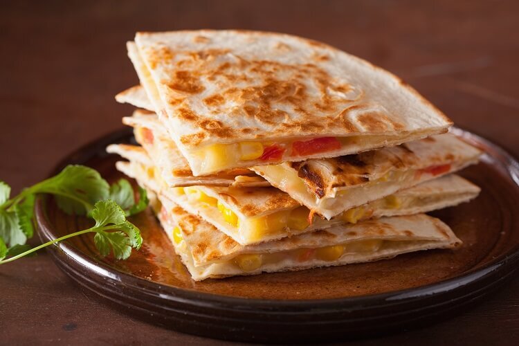 Danie z placka tortilly i sera - kuchnia meksykańska Quesadilla - kuchnia meksykańska