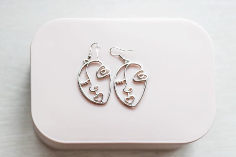 Czy kolczyki ze stali chirurgicznej uczulają? Wyjaśnienia dla alergików