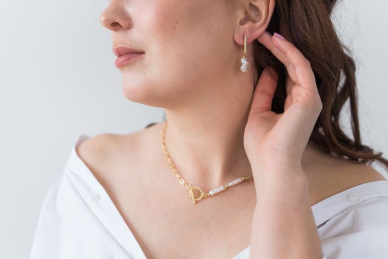 Jakie kolczyki do okrągłej twarzy wybrać? Poradnik