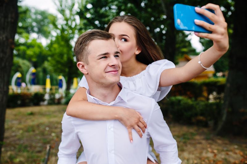 opis do zdjęć pary robiącej sobie selfie