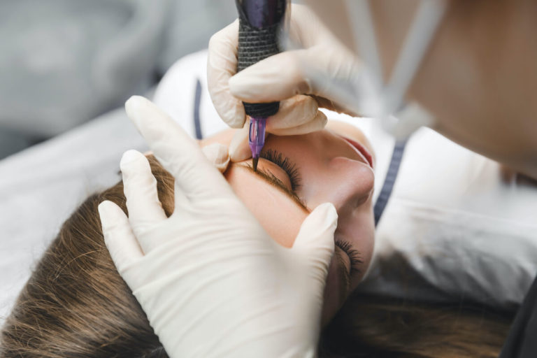 Co to jest makijaż permanentny?