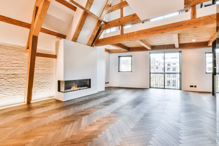 Podłoga olejowana czy lakierowana? Najważniejsze różnice 