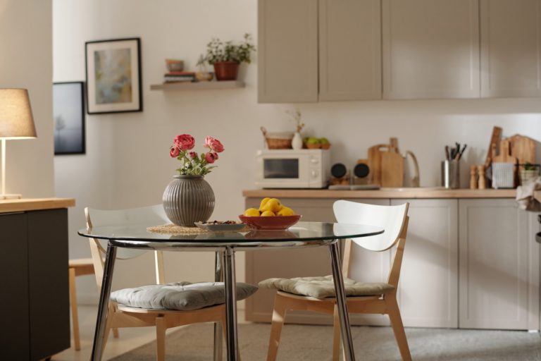 Aranżacja małej jadalni – praktyczne triki, które działają. Przewodnik