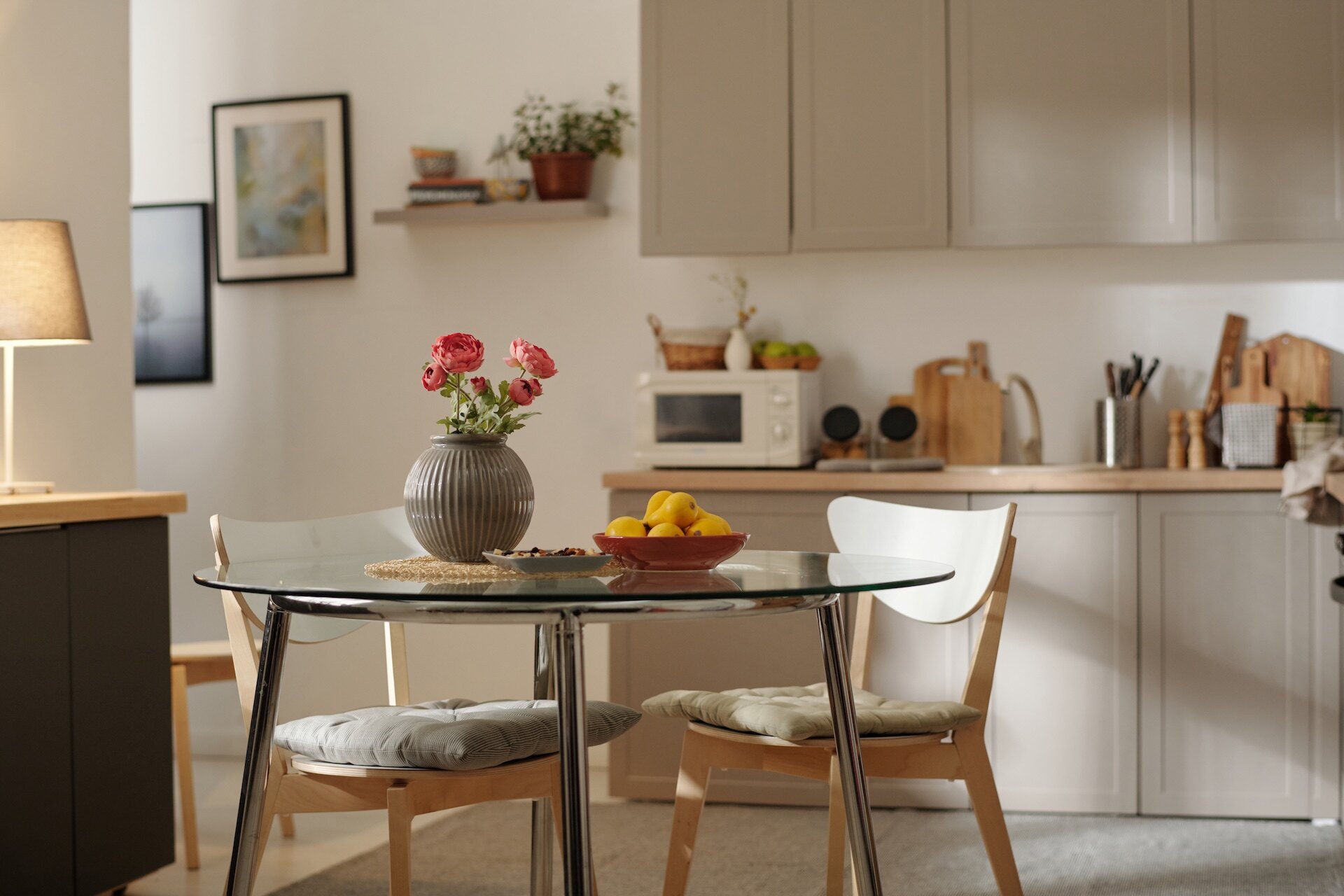 Aranżacja małej jadalni – praktyczne triki, które działają. Przewodnik